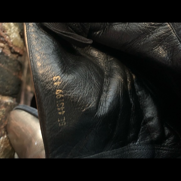 St Laurent Wyatt in metallic gold leather - Picture 7 of 7